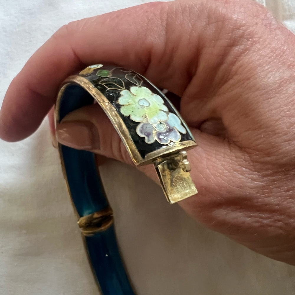 Vintage Elegant Floral Cliosinne’ Bangle Bracelet - Picture 3 of 5